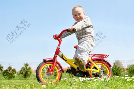 骑自行车的儿童图片