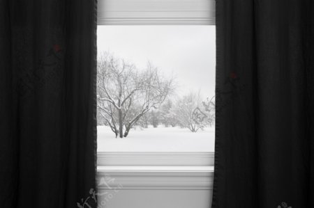 黑色窗帘外的冬季风景图片