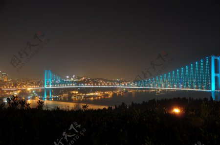 夜空下的海峡大桥