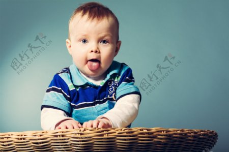 伸舌头的小男孩图片