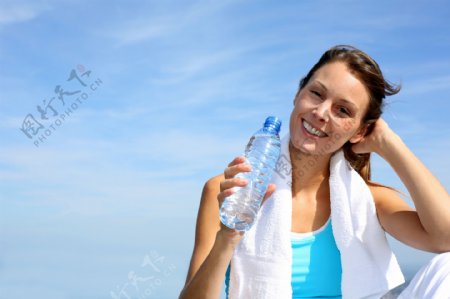 喝水的美女图片
