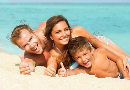 沙滩上的一家人图片