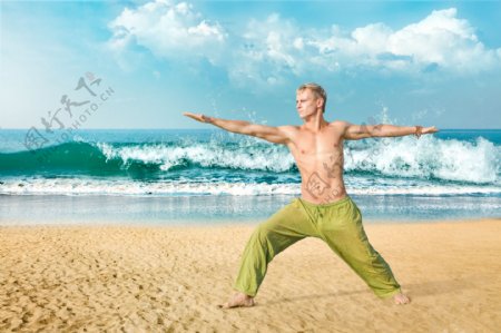 沙滩练瑜伽的男士图片