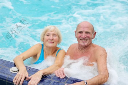 游泳池里的老人夫妇图片