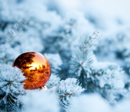 圣诞球与冬天雪景