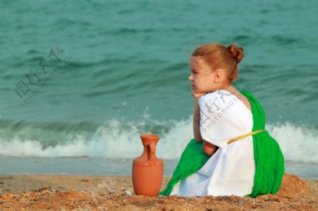 海边的小女孩与陶罐