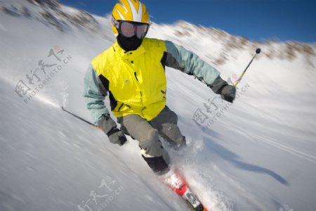 高山上滑雪的人物图片