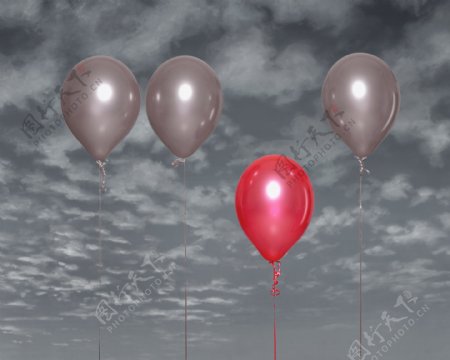 升向天空的四个气球特写图片