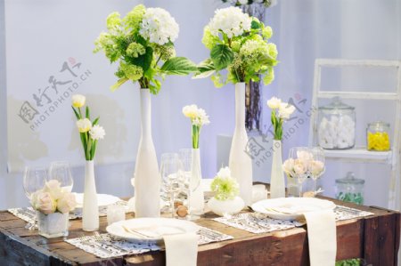 餐桌上的花朵与餐具图片