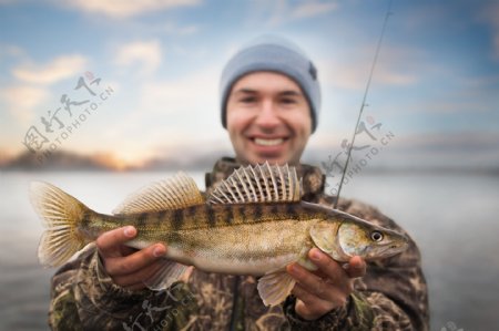 开心钓到鱼的男人图片