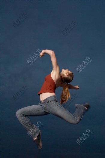 腾空跳跃的外国美女舞蹈演员图片