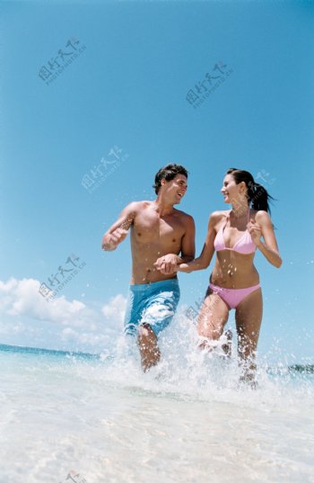 海水中奔跑的情侣图片