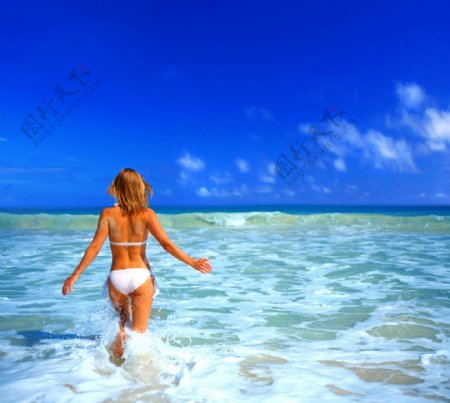 海滩上的泳装美女图片