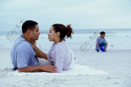 沙滩上恩爱的夫妻图片