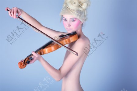 拉小提琴的金发女郎图片