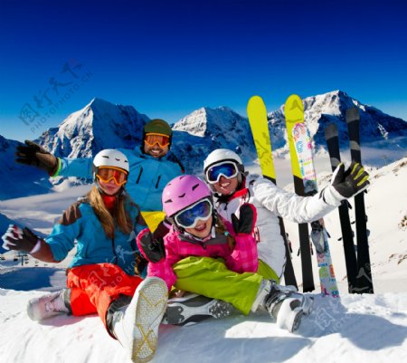 坐地雪上的一家人图片