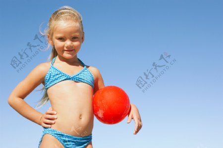 红色的球与小女孩图片