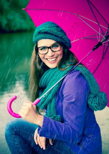 雨中打伞的女人图片