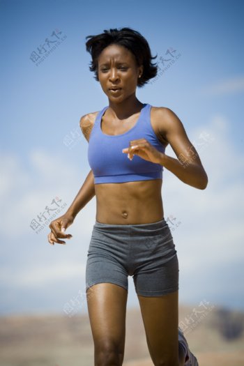 跑步的黑人美女图片