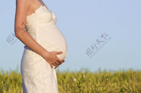 孕妇户外散步的特写图片素材