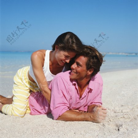 沙滩上的情侣