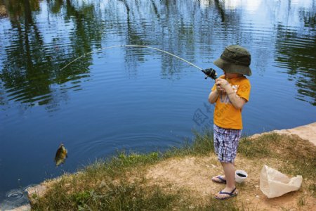 钓鱼的儿童