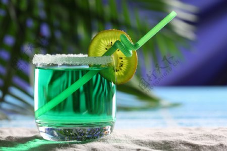 沙滩上绿色鸡尾酒图片