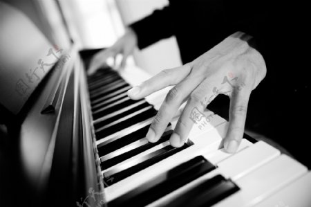 演奏钢琴的手图片