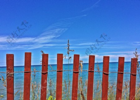 海边篱笆图片