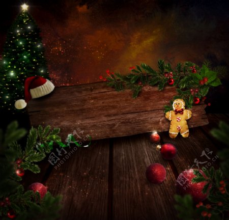 圣诞树与木板背景图片