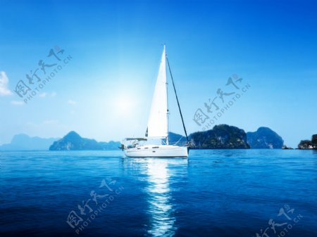 蓝色海面上的帆船