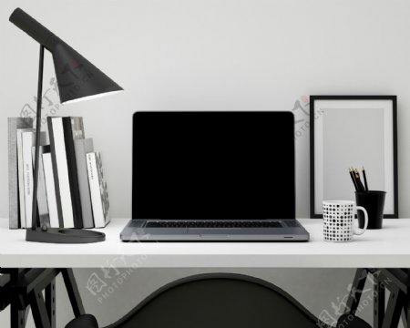桌子上的电脑和办公用品图片