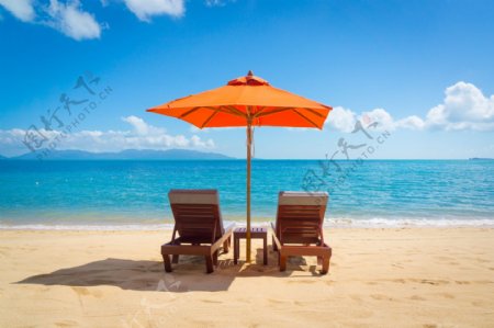 滩上的遮阳伞与躺椅