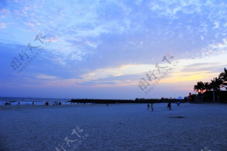银滩夕阳余晖图片