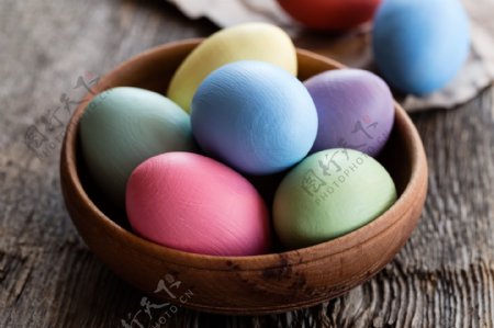 木碗里的复活节彩蛋图片