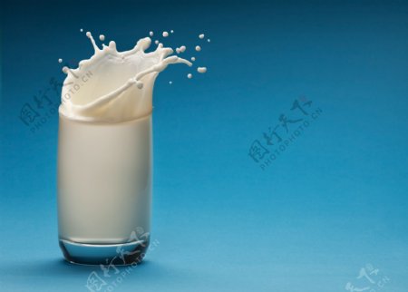 玻璃杯里的牛奶图片