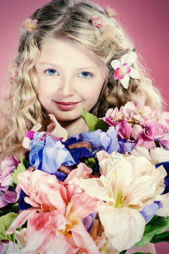 抱着鲜花的可爱小女孩图片