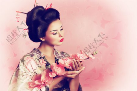 捧着鲜花的日本女人图片