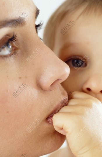 妈妈亲吻宝宝的手图片