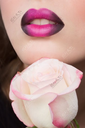 美女嘴唇和鲜花图片