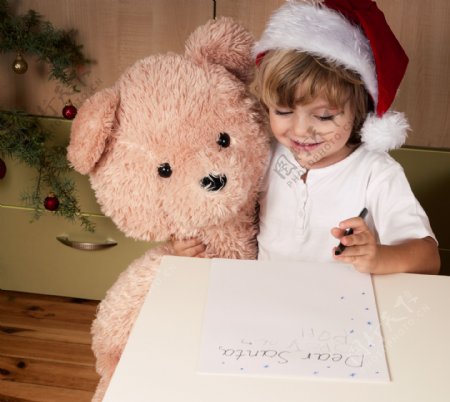 抱着玩具小熊画画的小女孩图片