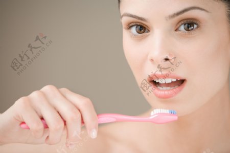 准备刷牙的SPA美女高清大图图片