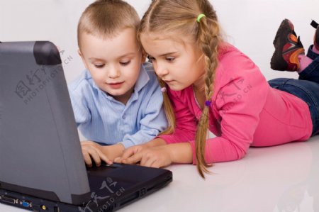 两个玩电脑的小孩子图片