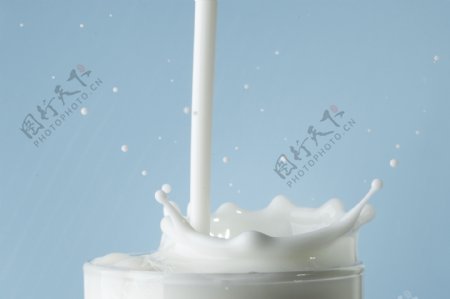 白色动感牛奶图片