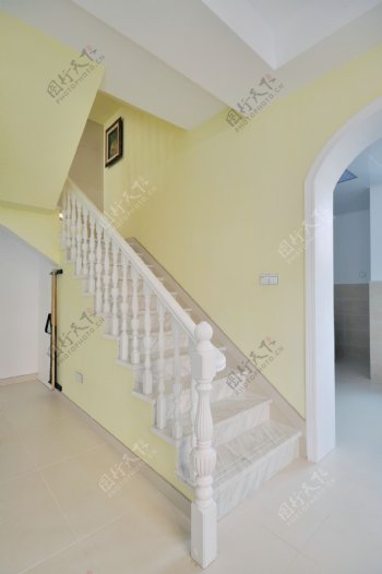 白色楼梯黄色背景墙设计图