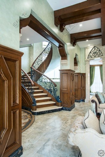 美式别墅客厅楼梯效果图