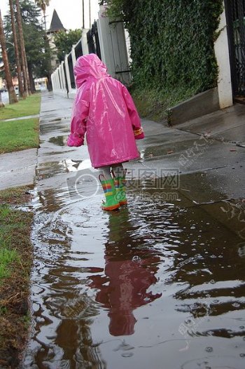 小女孩在雨中漫步
