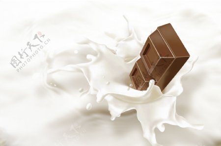 落入牛奶中的巧克力图片