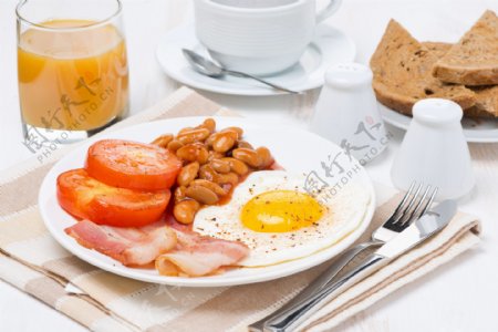 盘子里的营养早餐图片