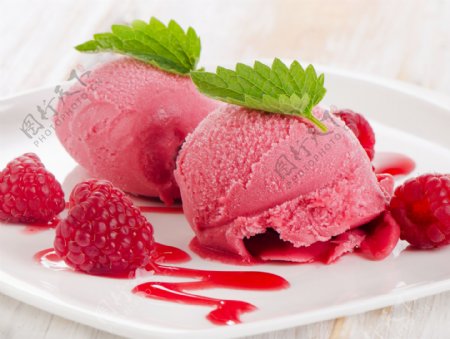 树莓冰淇淋摄影图片